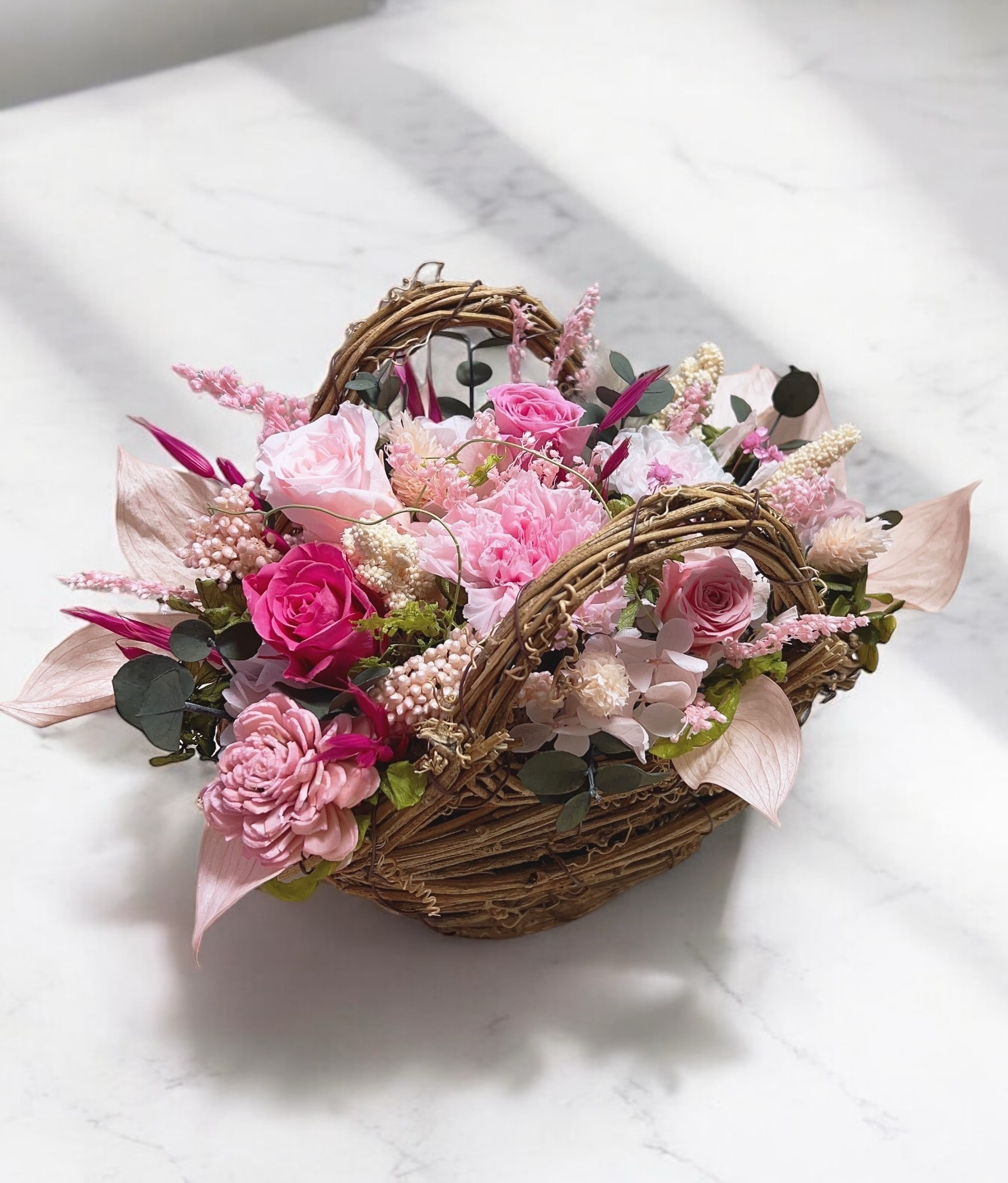 ピンクバラとカーネーションのバスケット　プリザーブドフラワーバスケット　バスケット　ピンク　退職祝い　結婚祝い　開店祝い