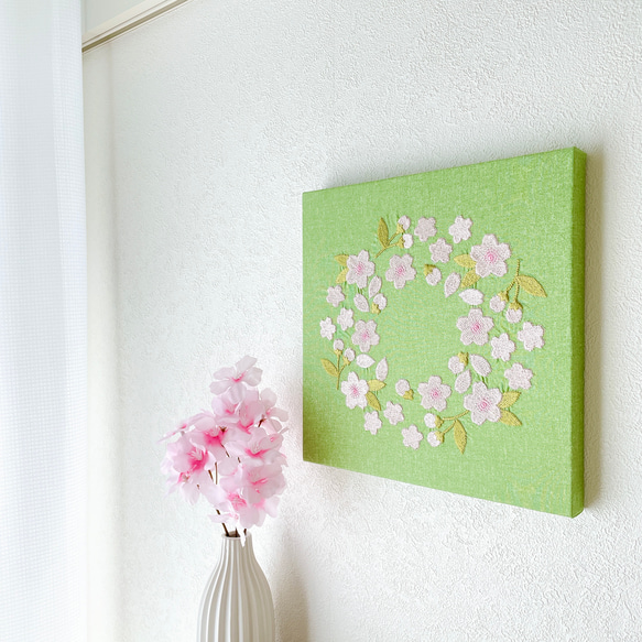 【送料無料】木製ファブリックパネル　桜リース刺繍　グリーン　23×23cm 4枚目の画像