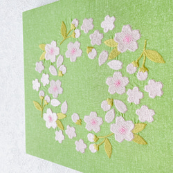 【送料無料】木製ファブリックパネル　桜リース刺繍　グリーン　23×23cm 13枚目の画像