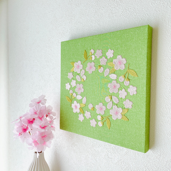 【送料無料】木製ファブリックパネル　桜リース刺繍　グリーン　23×23cm 5枚目の画像