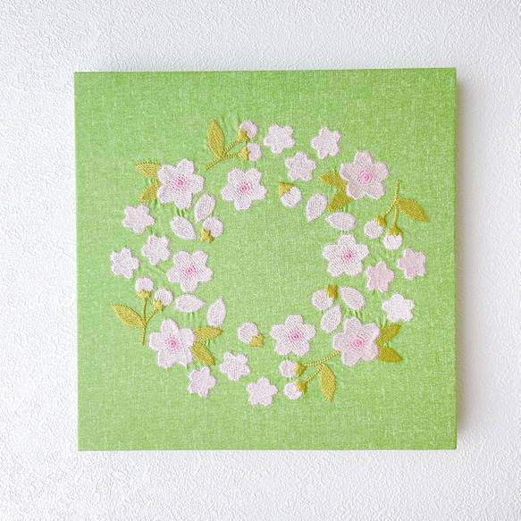【送料無料】木製ファブリックパネル　桜リース刺繍　グリーン　23×23cm 11枚目の画像
