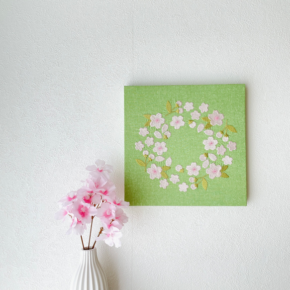 【送料無料】木製ファブリックパネル　桜リース刺繍　グリーン　23×23cm 3枚目の画像