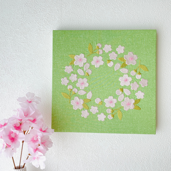 【送料無料】木製ファブリックパネル　桜リース刺繍　グリーン　23×23cm 2枚目の画像