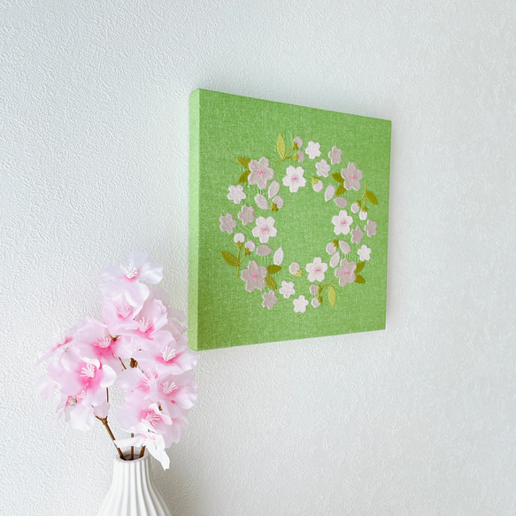 【送料無料】木製ファブリックパネル　桜リース刺繍　グリーン　23×23cm 10枚目の画像