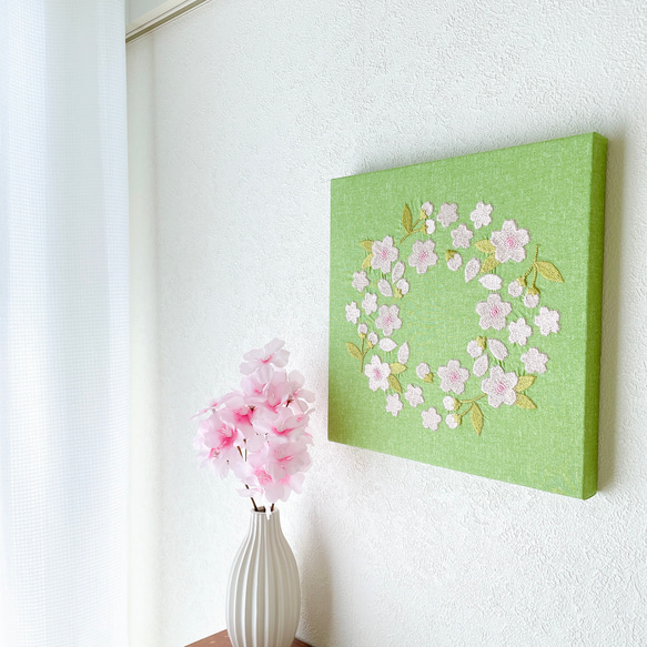 【送料無料】木製ファブリックパネル　桜リース刺繍　グリーン　23×23cm 8枚目の画像