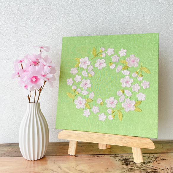 【送料無料】木製ファブリックパネル　桜リース刺繍　グリーン　23×23cm 1枚目の画像