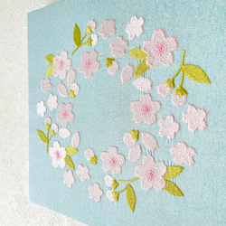 【送料無料】木製ファブリックパネル　桜リース刺繍 ブルー　23×23cm 13枚目の画像