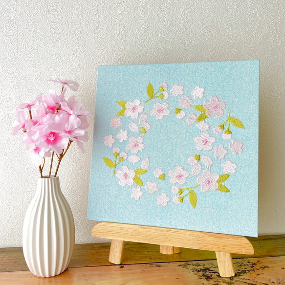 【送料無料】木製ファブリックパネル　桜リース刺繍 ブルー　23×23cm 1枚目の画像