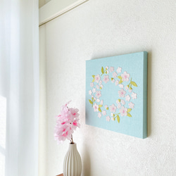 【送料無料】木製ファブリックパネル　桜リース刺繍 ブルー　23×23cm 5枚目の画像
