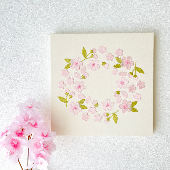 【送料無料】木製ファブリックパネル　桜リース刺繍　アイボリー　23×23cm 2枚目の画像