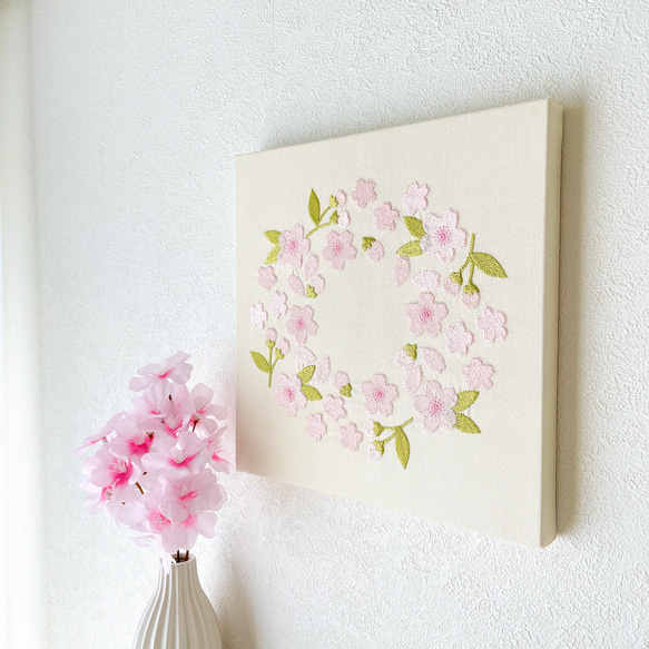 【送料無料】木製ファブリックパネル　桜リース刺繍　アイボリー　23×23cm 6枚目の画像