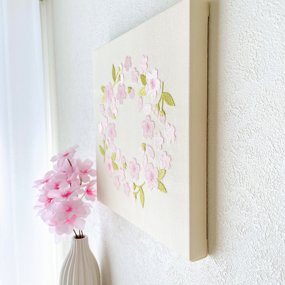 【送料無料】木製ファブリックパネル　桜リース刺繍　アイボリー　23×23cm 4枚目の画像