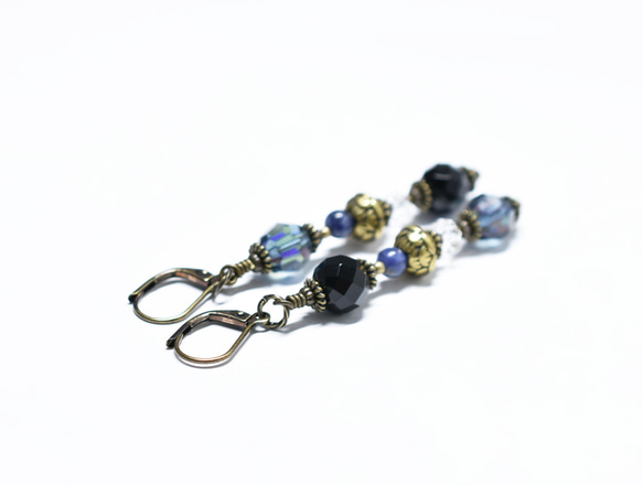 藍灰色捷克復古珠和蓮花黃銅、石英、方鈉石和黑瑪瑙耳環 第5張的照片