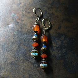 天藍色和琥珀色捷克珠和蓮花黃銅、紅玉髓和磷灰石耳環 第2張的照片