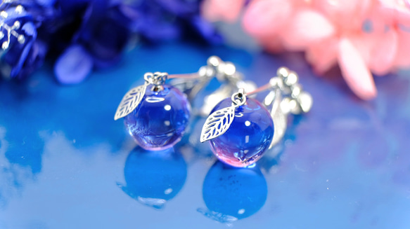 透き通る青桜の林檎イヤリングorピアス 1枚目の画像