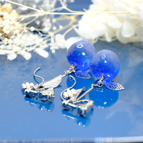 透き通る雪化粧の青林檎 イヤリングorピアス 樹脂・レジン 藍山