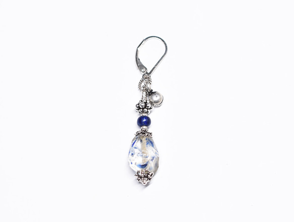 水滴形古釉水晶和深藍色仿古珠古董印度銀鈴單耳耳環 第4張的照片