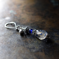 水滴形古釉水晶和深藍色仿古珠古董印度銀鈴單耳耳環 第1張的照片