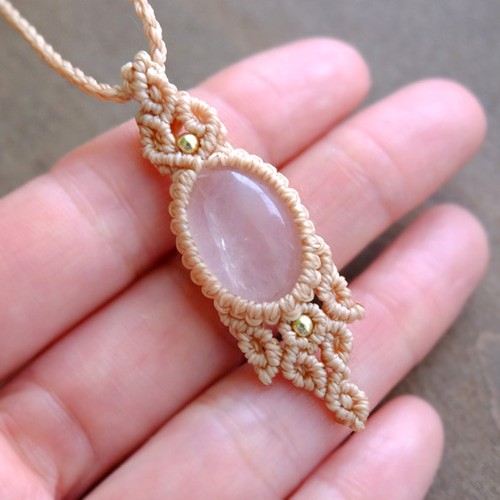 マダガスカル産 ローズクォーツ マクラメ編みペンダントネックレス