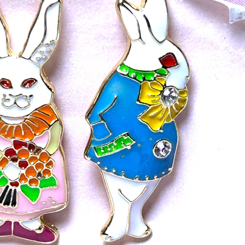 478 不思議の国のアリスの友達、時のうさぎさんピンバッチが3個 A(1点