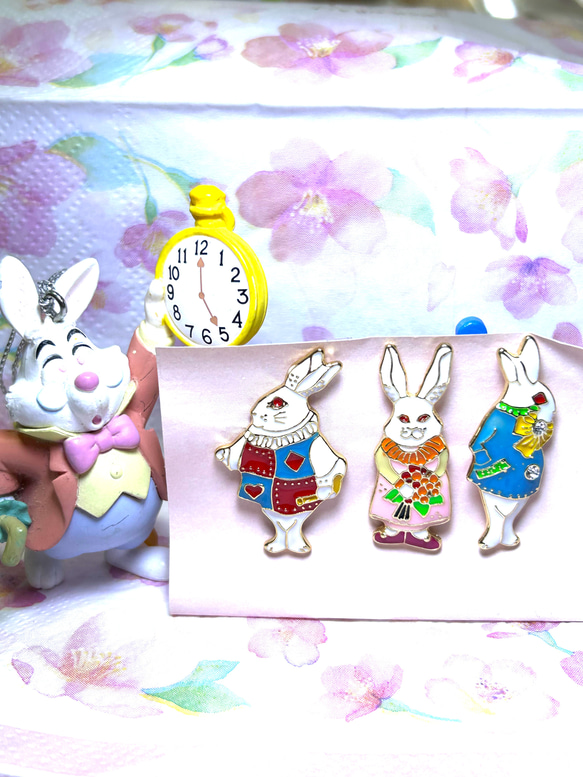 478 不思議の国のアリスの友達、時のうさぎさんピンバッチが3個