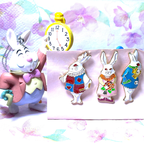 478 不思議の国のアリスの友達、時のうさぎさんピンバッチが3個