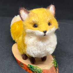 ◇モフモフぷっくり キツネ 木の土台付き 羊毛フェルト人形 羊毛