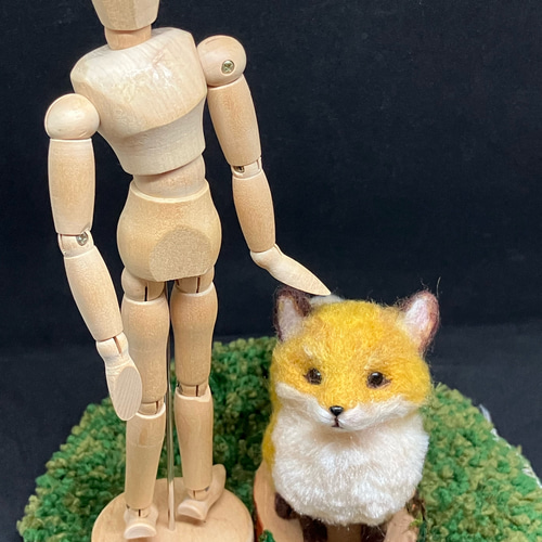 ◇モフモフぷっくり キツネ 木の土台付き 羊毛フェルト人形 羊毛