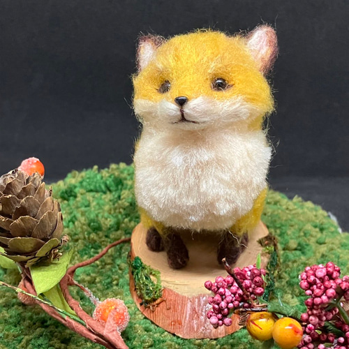 ◇モフモフぷっくり キツネ 木の土台付き 羊毛フェルト人形 羊毛