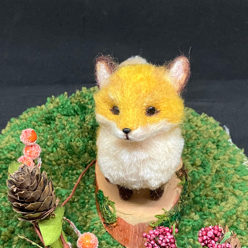 ◇モフモフぷっくり キツネ 木の土台付き 羊毛フェルト人形 羊毛