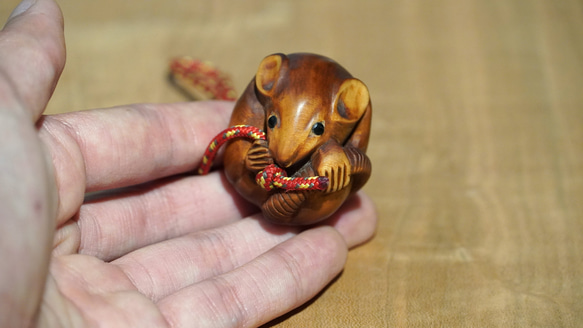 木彫刻　根付「丸鼠」一木造り　黄楊　木彫り　鼠　ねずみ　ネズミ 丸鼠 ツゲ