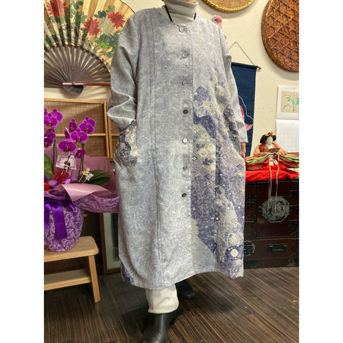 新品和服着物リメイク　紬からのロングワンピース　ロングコート　絹100%裏地付き 12568】 着物リメイク ロングコート 菊模様 黄色 青 赤 | 羽織屋