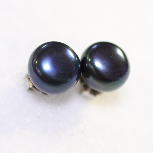 單隻黑色淡水珍珠耳環（大，8毫米，鈦柱） 第2張的照片