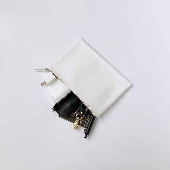 手に馴染むレザーポーチ　「Tha phae pouch (Lサイズ / white)」 1枚目の画像