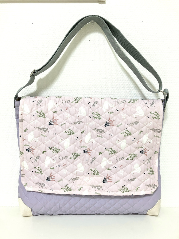 底角補強！スワン柄キルティングショルダーバッグ　図書袋　通園バック 1枚目の画像