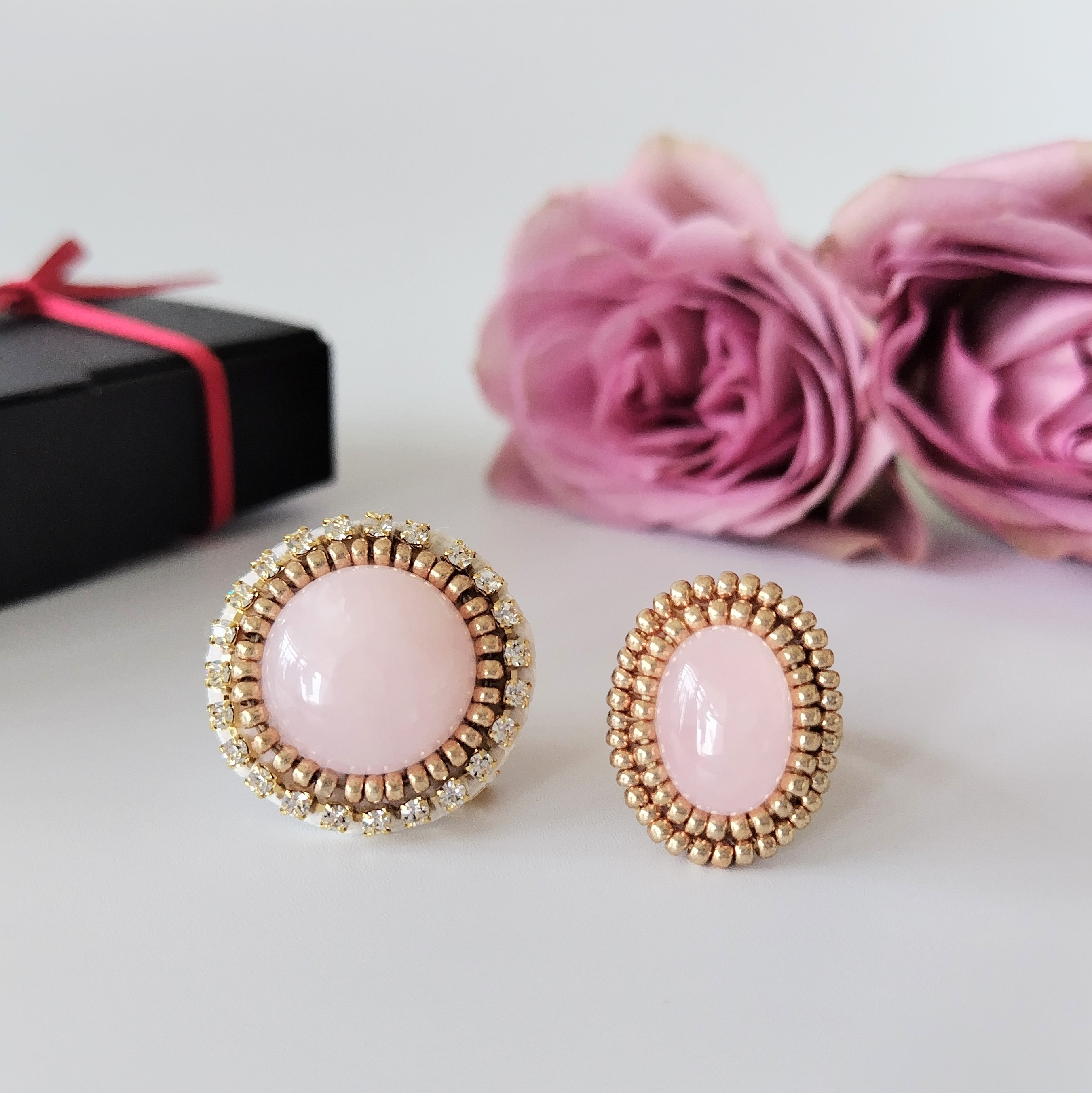 ＊特集掲載＊ローズクォーツ リング ブローチ〈セット〉天然石10月誕生石ビーズ刺繡 (K16GP）