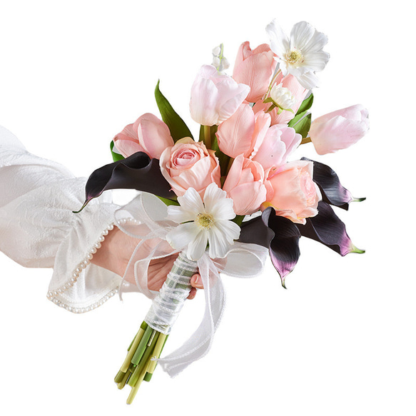 結婚式 花嫁 花を手に持つ アーティフィシャルフラワー “造花” 1枚目の画像