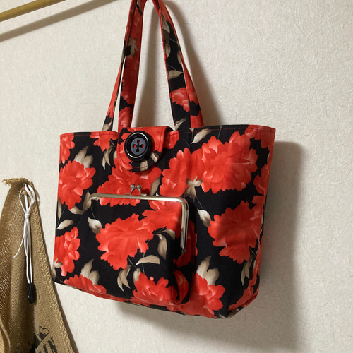 大きなボタンのトートバッグ(赤花柄) トートバッグ E＆T 通販