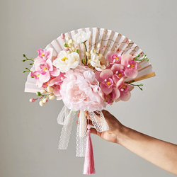 結婚式 花嫁 花を手に持つ アーティフィシャルフラワー “造花”  扇子 3枚目の画像