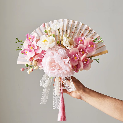 結婚式 花嫁 花を手に持つ アーティフィシャルフラワー “造花