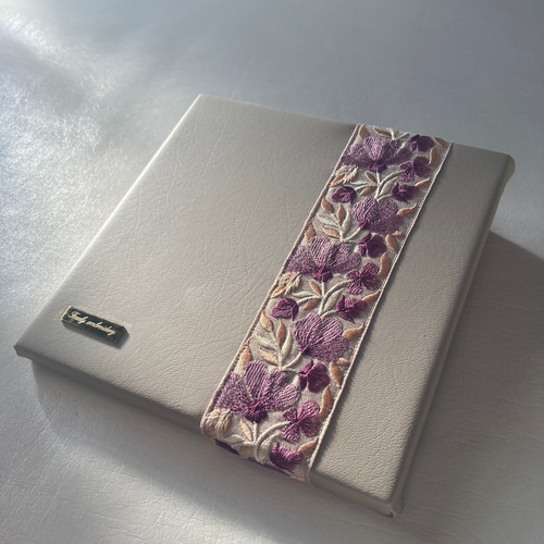 フェイクレザーとインド刺繍リボンのインテリアパネル その他