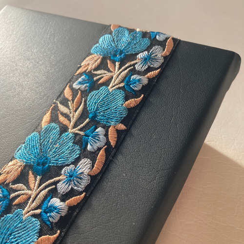 フェイクレザーとインド刺繍リボンのインテリアパネル その他 