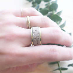 真鍮とレザーの育てるリング＜かすみ草の刻印＞【10.5mm幅】【マヤ