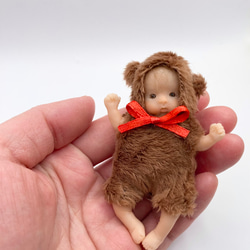 樹脂粘土ベビー ミニチュア 赤ちゃん ポンポン付き帽子の男の子 樹脂粘土ベビー ミニチュア 赤ちゃん ポンポン付き帽子の男の子
