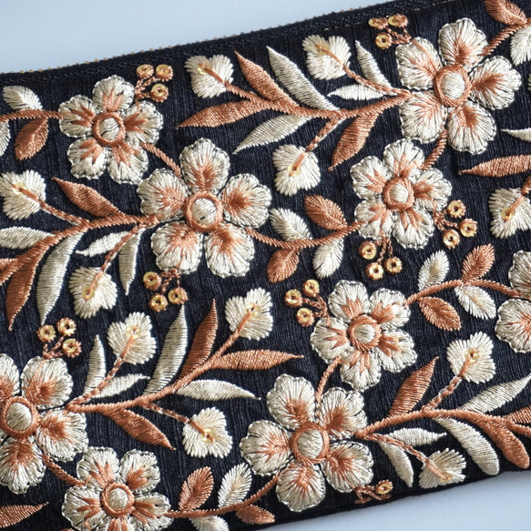 【3日以内発送】刺繍リボンのポーチ -ブラックベースにお花模様の刺繍- 3枚目の画像