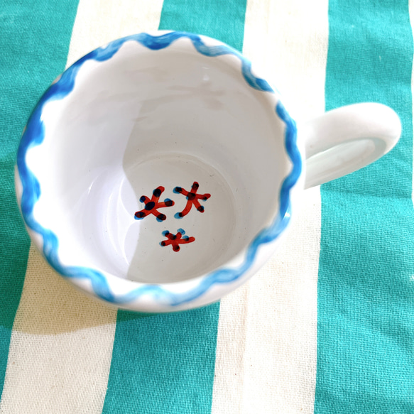 マヨリカ焼きのデミタスカップ　タコと波 5枚目の画像