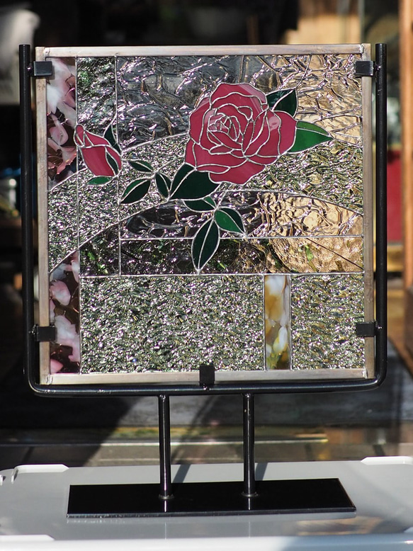 「ローズピンクのバラ」ステンドグラス・バラ・アンティークガラス・パネル 3枚目の画像