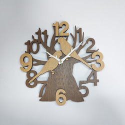【期間限定値下げ3000円引き】【名入れ・文字入れ】　木と２羽のインコ　ベージュ　3Dデザイン 静音壁掛け時計 1枚目の画像