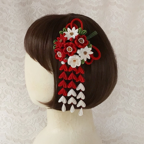 つまみ細工の髪飾り 小梅のヘアクリップ 赤色 つまみ細工の髪飾り 小梅のヘアクリップ 朱赤 つまみ細工〉藤下がり付き