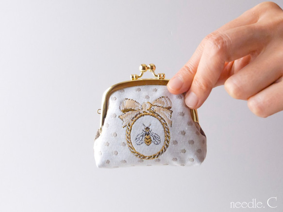 【再販新バージョン】蜂柄が可愛い　がま口ミニポーチ　アクセサリー入れ　コインケース　フランス製生地　ヴィンテージ風 1枚目の画像